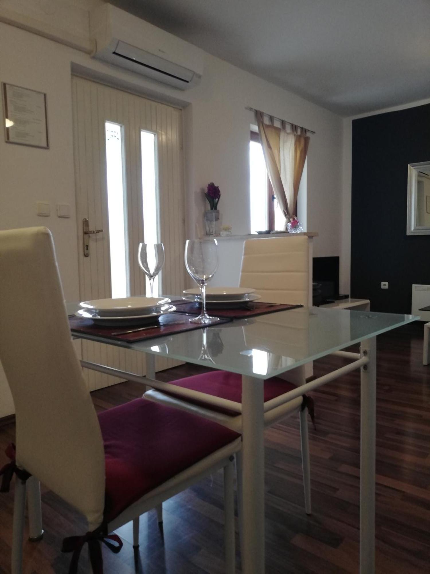 Apartments Poretti For 2,In Center Parking Free In The Yard,6 Min Beach Walk Rovinj Exterior photo