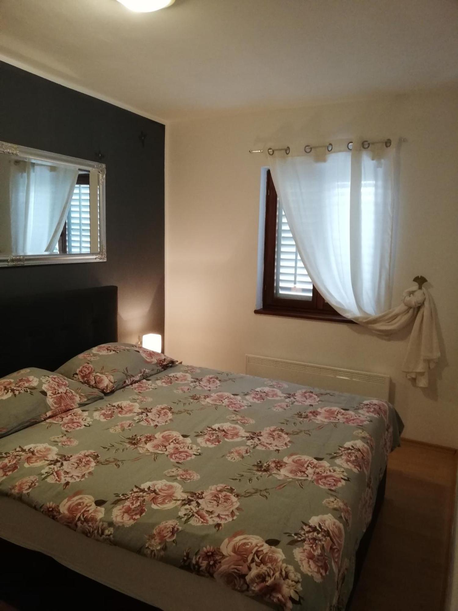 Apartments Poretti For 2,In Center Parking Free In The Yard,6 Min Beach Walk Rovinj Exterior photo